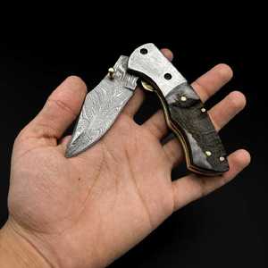 Couteau utilitaire pliant artisanal en acier Damas avec manche en corne foncée, OEM disponible, Iron Crown Forge - Product Image 3