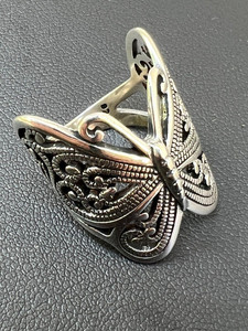 Anillo de cóctel de aleación con forma de mariposa, chapado en plata antigua, estilo vintage, para joyería de moda unisex. - Product Image 2