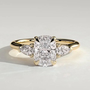 Anillo de Compromiso con Diamante Cultivado en Laboratorio de Corte Cojín de 2 Quilates y Tres Piedras, Oro Sólido de 14K, Certificado IGI, Regalo de Lujo para Boda y Aniversario - Product Image 2