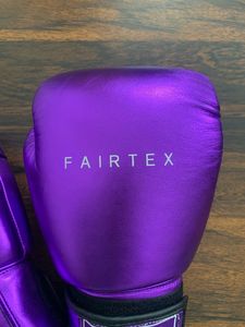 นวมชกมวย Fairtex รุ่นใหม่ล่าสุด - หนังแท้สำหรับฝึกซ้อมและต่อยมวย - อุปกรณ์มวยไทยสีดำ ขนาด 10 ออนซ์ ถึง 18 ออนซ์ - Product Image 5