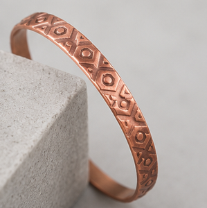 Brazalete Terapéutico Magnético de Cobre Puro con Grabado Geométrico Triangular, Joyería Moderna Hecha a Mano - Product Image 3