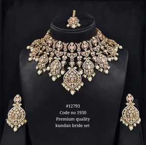 Conjunto de collar nupcial Kundan 12793 chapado en oro mate con piedra verde y perlas de imitación para boda, estilo clásico para mujer - Product Image 3