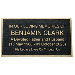 Plaque commémorative rectangulaire traditionnelle en laiton noir Dollond London, gravée sur mesure avec nom, pour condoléances, origine Royaume-Uni, marqueur de sépulture - Product Image 3