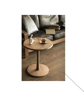 Table d'appoint en bois artisanale traditionnelle reflétant les techniques de menuiserie héritées et l'attrait d'un design intemporel - Product Image 1