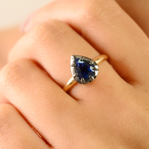 Nouvelle bague en or jaune massif 18 carats plaqué rhodium noir, saphir bleu en forme de poire, design minimaliste, pierre unique, pour usage quotidien - Product Image 2