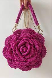 Bolso de ganchillo hecho a mano con forma de rosa y cadena metálica - Product Image 2