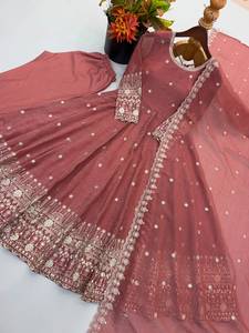 Robe en soie froissée à broderies de créateur, avec pantalon et dupatta, entièrement cousue, prête à porter, collection. - Product Image 5
