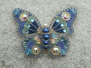 Broche Bordado a Mano Único con Cuentas de Perlas, Cristales y Semillas MD HANDICRAFTS para Bodas y Adolescentes - Product Image 3