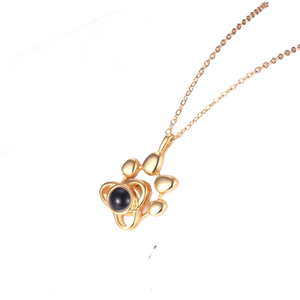 Collar con Colgante de Pata en Oro Rosa con Piedra Moissanita, Cadena de Serpiente, Diseño Animal Adorable, Joyería Unisex para Uso Diario - Product Image 3