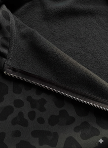 Sweat à capuche personnalisé pour homme avec logo, épaules tombantes, 100% coton, 500 g/m², poids lourd, avec fermeture éclair, coupe courte et oversize, imprimé. - Product Image 4