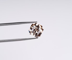 Bague de fiançailles et de mariage en diamant de laboratoire de 2,5 carats, couleur champagne fantaisie, taille Asscher, certifiée IGI - Product Image 1