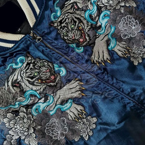 Chaqueta Sukajan Moderna y Ligera para Hombre, Tejido Satinado de Moda, Patrón Bordado Detallado, Cierre Frontal, Transpirable y Ecológica - Product Image 4