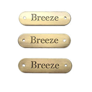 Étiquette de vêtement personnalisée en laiton Pocket Lucky avec finition émail dur, étiquettes gravées avec logo pour cadeaux promotionnels - Product Image 2
