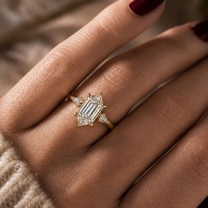 Anillo de compromiso de diamante con corte esmeralda hexagonal alargado en oro amarillo con piedras laterales en forma de cometa, anillo nupcial único, regalo fino para ella - Product Image 2