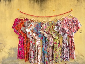 Robe pour femmes à imprimé floral, col en V, manches courtes, longueur genoux, tenue décontractée d'été, en viscose et coton tissé - Product Image 1