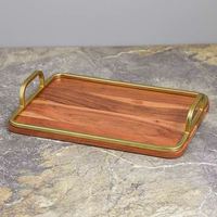 Plateau de service en bois d'acacia de luxe en gros pour hôtels, avec cadre en laiton élégant et poignées latérales courbées faites à la main