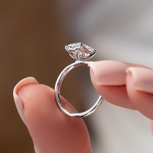Élégante bague de fiançailles solitaire en moissanite taille émeraude 3 carats en or jaune 14 carats, avec 4 griffes et bande cathédrale de 2 mm, bague de mariée - Product Image 4