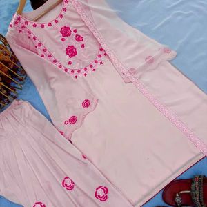 Kurti en crêpe naturel pur brodé pour femme avec palazzo Farshi et dupatta brodée en faux georgette |   Ensemble ethnique pour occasions spéciales - Product Image 1