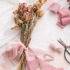Nastro in Chiffon con Frange Strappabili e Bordo Metallico per Decorazione di Biglietti di Nozze e Bouquet da Sposa - Product Image 1