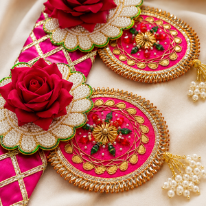 Bandhanwar Toran Hecho a Mano con Rosas Rojas, Adorno para Puerta con Borlas de Perlas Rosadas y Doradas, Decoración Festiva para Bodas y Hogar - Product Image 5