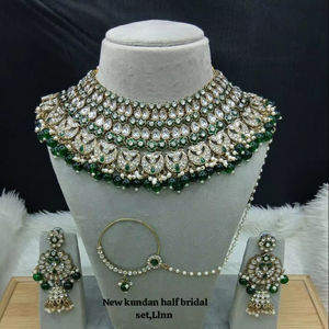 Conjunto de Collar Gargantilla de Lujo Vintage de Cobre con Baño de Rodio y Circones, Pendientes y Maang Tikka, Étnico Indio para Novia, Compromiso y Boda - Product Image 1