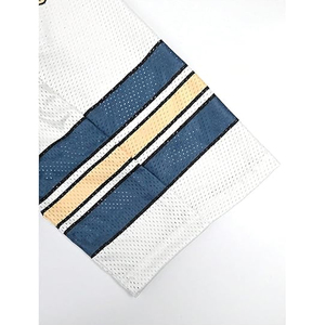 เสื้อฟุตบอลตาข่ายแบบกำหนดเองสำหรับผู้ชายและผู้หญิง คอวีทรงโอเวอร์ไซส์ สไตล์เรโทร พิมพ์ลายดิจิตอลแบบระเหิด พร้อมโลโก้ ชื่อ และหมายเลข รับผลิตแบบ OEM - Product Image 3