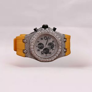 Reloj de Moda Amarillo con Correa Detallada con Diamantes, Esfera Redonda de Cuarzo, Detalles de Moissanita y Refinada Visualización de Números Romanos - Product Image 1