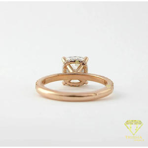 Bague de Mariage en Argent 925 Premium avec Diamant de Laboratoire Taille Coussin, Orné de Détails Élégants en Pierre, Bijou de Mariage Tonalité Or - Product Image 4