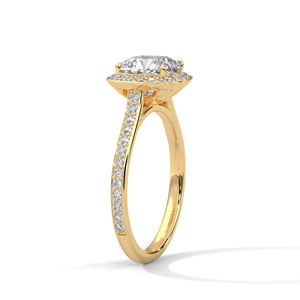 Bague de fiançailles de style classique en or jaune 14 carats avec diamant de laboratoire taille coussin et diamants sertis sur les côtés - Product Image 3