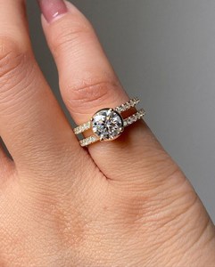 Bague en or massif 14 carats avec double bande de diamants de laboratoire taille ronde 1,00 carat, unisexe, idéale pour les occasions festives et comme cadeau de promesse. - Product Image 1
