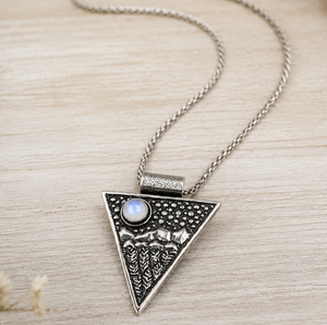 Pendentif Triangle Gothique en Pierre de Lune Arc-en-ciel Naturelle, Fait Main, en Laiton Plaqué Or et Argent, Bijou Tendance, Vente en Gros - Product Image 3