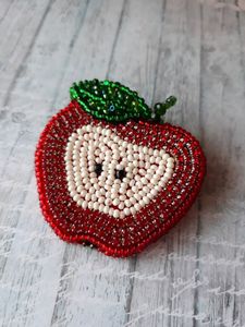 Elegante broche bordado a mano con diseño de manzana y cuentas, pin decorativo para la solapa de vestidos, chaquetas y bufandas. - Product Image 2