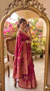 Sari de Seda Banarasi Rosa Magenta con Bordado Floral Meenakari en Oro Rosa y Blusa a Juego de Prayosha Enterprise - Product Image 2