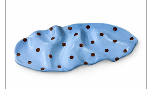 Plato Decorativo de Cerámica Irregular Pintado a Mano en Azul con Puntos Marrones Diseño Novedoso - Product Image 1