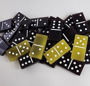 Juego de Dominó Doble Seis con Piezas de Color Personalizado, Mini Dominó de Resina Ecológica de Alta Calidad - Product Image 1