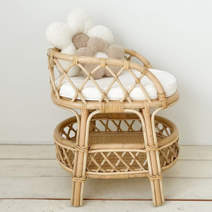 Le producteur fournit des accessoires pour poupées, des poupées en rotin faites à la main, des tables à langer miniatures. - Product Image 1