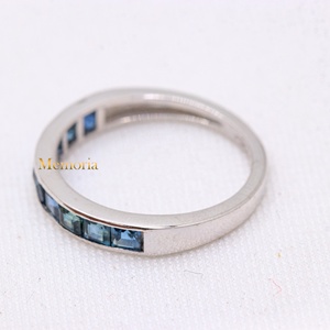 แหวนทองคำขาว 18K แท้ ประดับไพลินสีน้ำเงินทรงเหลี่ยมแบบฝังช่องครึ่งวง รุ่น Memoria Jewels ขายส่ง - Product Image 2