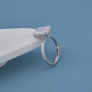 Bague élégante en or blanc avec diamant de laboratoire taille émeraude, bijou raffiné pour femme, provenance Inde. - Product Image 2