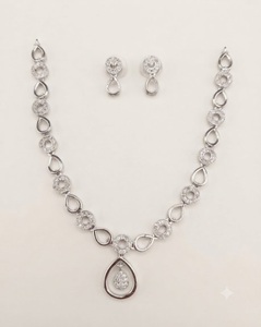 Parure de bijoux de soirée de luxe avec collier chaîne à cercles alternés et pendentif goutte d'eau pavé de diamants américains et boucles d'oreilles assorties - Product Image 1