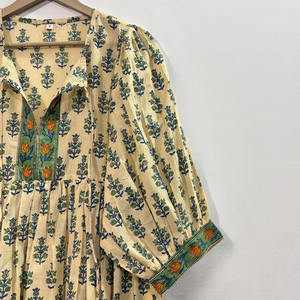 Tunique formelle en coton écologique imprimé à la main motif floral, col en V, manches 3/4, avec dentelle et ourlet à volants faits main, lavable et infroissable - Product Image 3