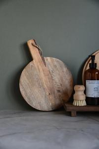 Planche à découper ronde en bois rustique avec poignée de suspension, épaisse, durable, compatible couteaux, finition rustique pour couper, servir et décorer - Product Image 4