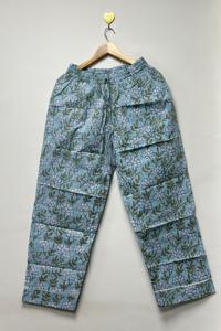 Elegante Conjunto de Pijama para Mujer |   Conjunto de Pijama de 3 Piezas con Estampado Botánico, Camisa con Botones, Pantalón y Bolsa de Viaje a Juego - Product Image 3