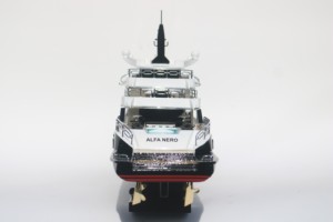 Modèle de yacht moderne en bois artisanal ALFA NERO des îles Cayman, sur pied, pour décoration intérieure, collection ou cadeau d'affaires - Product Image 6