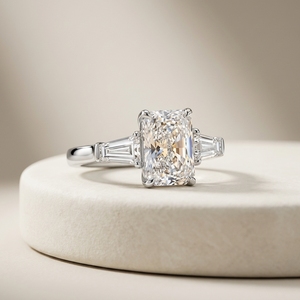 Anillo de compromiso personalizado con tres diamantes radiantes y piedras laterales cónicas tipo baguette. - Product Image 2