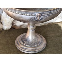 Bol sur piétement de style antique, fabriqué en aluminium avec une base sur pieds et des décorations délicates et ornées le long du rebord.