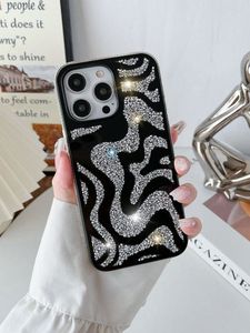 Coque de téléphone gaufrée à strass scintillants pour iPhone 18/17/16/15/14 Pro Max et Samsung S26/S25 avec dragonne perlée - A.H EXPORT - Product Image 3