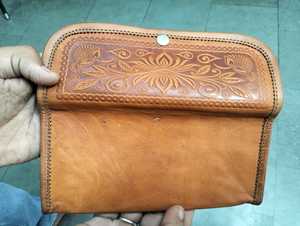 Cartera y Bolso de Mano de Cuero Genuino Tallado a Mano con Diseño Floral en Relieve, Cierre Abierto y Detalle de Botón - Product Image 5