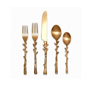 Ensemble de couverts en laiton doré au design unique pour mariage et restaurant, comprenant cuillère, fourchette et couteau - Product Image 1