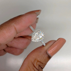 Anillo de compromiso y boda con halo de oro blanco macizo de 10k/14k/18k y diamante de laboratorio con corte de pera de 1 quilate para mujer - Product Image 1