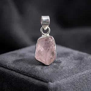 Pendentif Solitaire Élégant en Quartz Rose Naturel Brut et Argent Sterling 925 Sertie de Pierres, Unisexe, Minimaliste, pour Usage Quotidien - Product Image 2